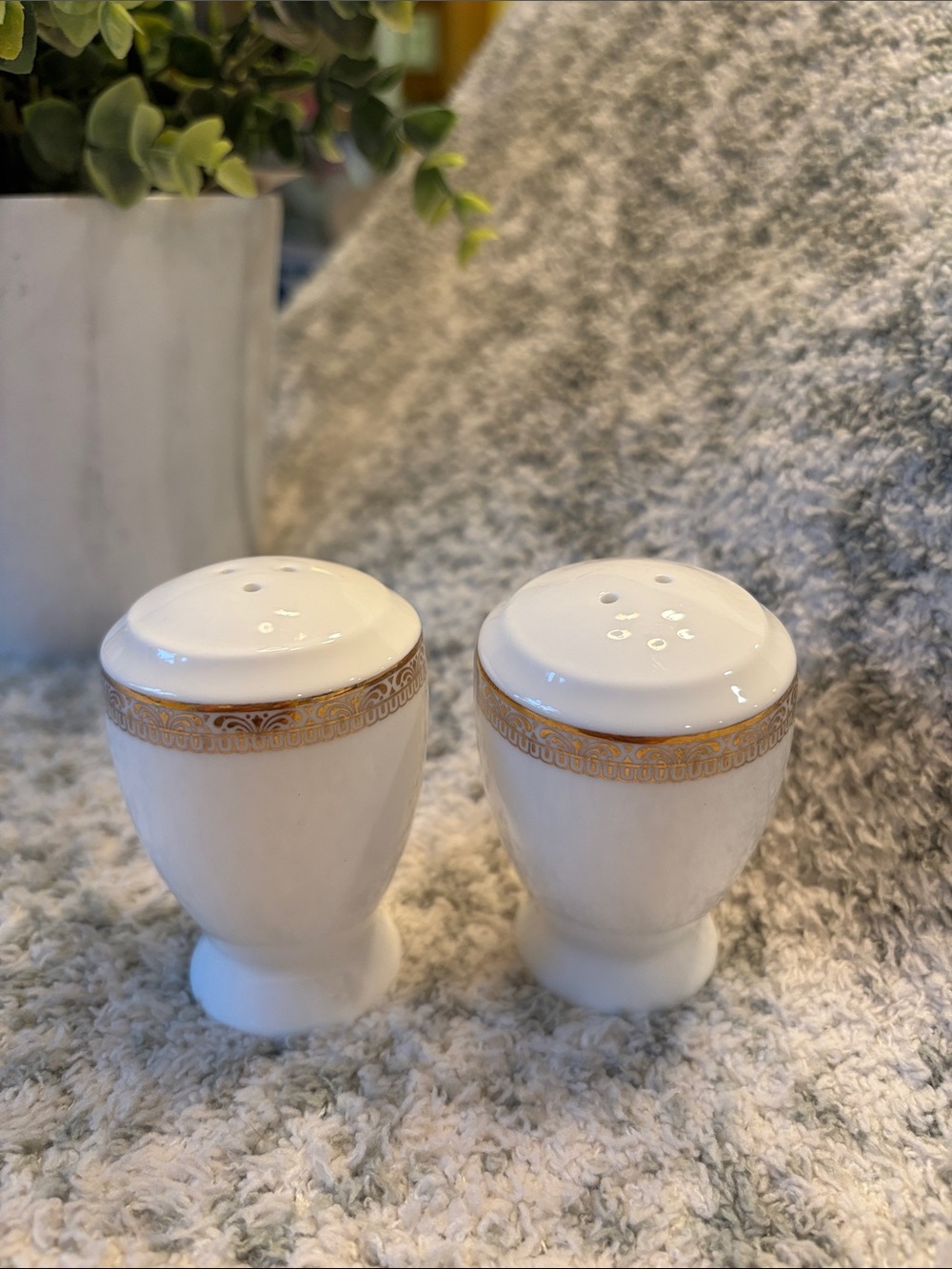 Oneida White Bone China Salt & Pepper Shakers with Gold Trim NWT 3x2”